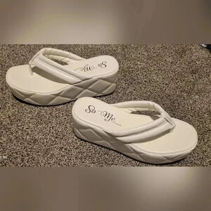 So Me White Platform Quilted Platform Thong Sandals Womens Size 8.5